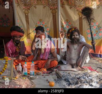 La tradizionale cerimonia ascetica con naga sadhu si svolge in un sereno ambiente spirituale devozionale Foto Stock