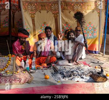 La tradizionale cerimonia ascetica con naga sadhu si svolge in un sereno ambiente spirituale devozionale Foto Stock