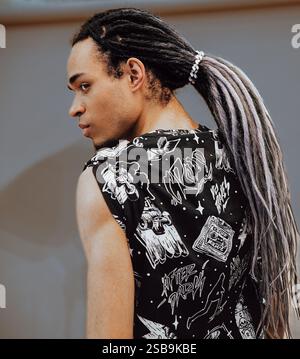 Un modello di foto maschile con pelle grassa e lunghi dreadlock al Photo Forum di Mosca, Russia, 13 aprile 2019 Foto Stock