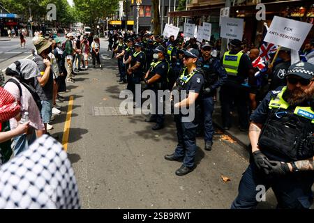 Melbourne, Australia. 2 febbraio 2025. I sostenitori pro-palestinesi e pro-israeliani organizzano proteste vicino al CBD di Melbourne, con la polizia che mantiene una presenza tra i gruppi. I manifestanti marciano attraverso il CBD di Melbourne chiedendo la fine dell'occupazione israeliana della Palestina e un cessate il fuoco a Gaza. Il conflitto in corso deriva dalla Nakba del 1948, dove oltre 700.000 palestinesi sono stati sfollati. Credito: SOPA Images Limited/Alamy Live News Foto Stock