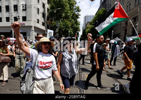I manifestanti cantano slogan durante la manifestazione. I manifestanti marciano attraverso il CBD di Melbourne chiedendo la fine dell'occupazione israeliana della Palestina e un cessate il fuoco a Gaza. Il conflitto in corso deriva dalla Nakba del 1948, dove oltre 700.000 palestinesi sono stati sfollati. I recenti sviluppi hanno visto un temporaneo cessate il fuoco, con ostaggi e prigionieri rilasciati, tra cui 183 palestinesi detenuti. Gli aiuti umanitari sono ora consentiti a Gaza, e il valico di frontiera di Rafah è stato riaperto per scopi medici. (Foto di Ye Myo Khant/SOPA Images/Sipa USA) Foto Stock