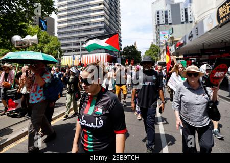 Bandiere e striscioni riempiono le strade di Melbourne mentre i manifestanti marciano attraverso il CBD. I manifestanti marciano attraverso il CBD di Melbourne chiedendo la fine dell'occupazione israeliana della Palestina e un cessate il fuoco a Gaza. Il conflitto in corso deriva dalla Nakba del 1948, dove oltre 700.000 palestinesi sono stati sfollati. I recenti sviluppi hanno visto un temporaneo cessate il fuoco, con ostaggi e prigionieri rilasciati, tra cui 183 palestinesi detenuti. Gli aiuti umanitari sono ora consentiti a Gaza, e il valico di frontiera di Rafah è stato riaperto per scopi medici. (Foto di Ye Myo Khant/SOPA Images/Sipa USA) Foto Stock