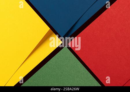 Sfondo geometrico in carta in grassetto diviso in vivaci quadranti di giallo, blu, rosso e verde. Contrasti sorprendenti con le linee di divisione nere creano un Foto Stock
