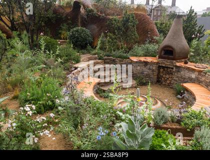 The Freedom from torture Garden: A Sanctuary for Survivors progettato da John Warland ed Emma o'Connell RHS Chelsea Flower Show 2024, Silver Award Foto Stock