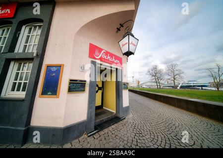 Colonia, Germania gennaio 31 2025: Ingresso al famoso pub della città vecchia con musica dal vivo sulle rive del reno a colonia Foto Stock