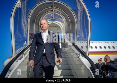 Londra, Regno Unito. 2 febbraio 2025. Il cancelliere tedesco Olaf Scholz (SPD) arriva all'aeroporto di Londra con l'Airbus della forza di sollevamento. Scholz incontra il primo ministro britannico nella sua residenza di campagna a Chequers. È probabile che i colloqui si concentrino sul rafforzamento delle relazioni del Regno Unito con la Germania e l'Unione europea, sulla cooperazione tra i due stati del gruppo G7 e sulla NATO, nonché sul sostegno all'Ucraina nella sua lotta difensiva contro la Russia. Venerdì è stato il quinto anniversario della partenza del Regno Unito dall'Unione europea. Crediti: Kay Nietfeld/dpa/Alamy Live News Foto Stock