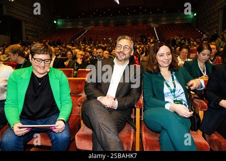 A sinistra Madelaine Jakobsson, il leader del partito del Partito di Centro (in svedese: Centerpartiet) Muharrem Demirok e la sua fidanzata Sara Larsson, a destra nella foto, durante i giorni comunali del Partito di Centro (riunione del partito), Centerpartiets kommundagar a Linköping, Svezia. Foto Stock