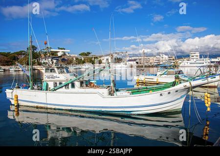 Numazu, Giappone. Piccole barche da pesca ormeggiate al porto di Numazu nella prefettura di Shizuoka. Foto Stock