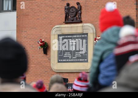 Manchester, Regno Unito. 2 febbraio 2025. I tifosi del Manchester United si riuniscono all'esterno della targa del Munich Memorial per celebrare il 67° anniversario del disastro aereo di Monaco in vista della partita Manchester United FC vs Crystal Palace FC English Premier League all'Old Trafford, Manchester, Inghilterra, Regno Unito il 2 febbraio 2025 Credit: Cody Froggatt/Every Second Media Credit: Every Second Media/Alamy Live News Foto Stock