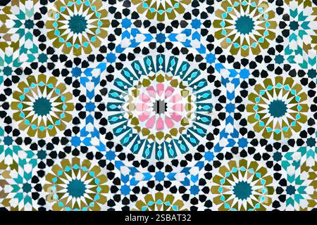 Un dettagliato mosaico geometrico islamico caratterizzato da colori vivaci e motivi simmetrici. Il design presenta tradizionali motivi arabeschi con stelle Sha Foto Stock
