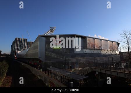 2 febbraio 2025; Gtech Community Stadium, Brentford, Londra, Inghilterra; Premier League Football, Brentford contro Tottenham Hotspur; il sole si innalza sopra il Gtech Community Stadium Foto Stock