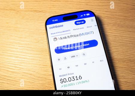 OSTRAVA, CECHIA - 2 FEBBRAIO 2025: Sito Coinbase che mostra il prezzo della criptovaluta Musk it MUSKIT Foto Stock