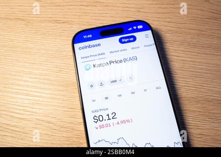 OSTRAVA, CECHIA - 2 FEBBRAIO 2025: Sito Coinbase con prezzo criptovaluta Kaspa KAS Foto Stock