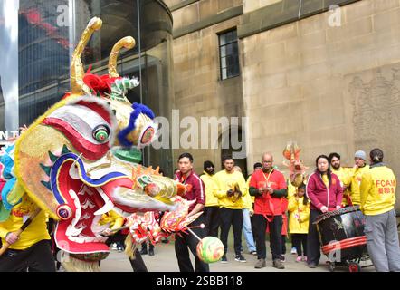 Manchester, Regno Unito, 2 febbraio 2025. Dragon Parade come parte delle celebrazioni del capodanno cinese nel centro di Manchester, Regno Unito. Chiamato anche Festa di Primavera questo inizia l'anno del serpente nella cultura cinese. Le danze dei draghi vengono eseguite all'inizio del nuovo anno perché simboleggiano il potere, la prosperità e la fortuna nella cultura cinese. Nelle antiche credenze cinesi, rumori forti e colori accesi spaventano la sfortuna. Crediti: Terry Waller/Alamy Live News Foto Stock