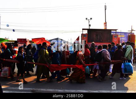 Prayagraj, Uttar Pradesh, India. 28 gennaio 2025. Devoti da tutto il paese e oltre hanno iniziato ad arrivare a Prayagraj per prendere parte al bagno sacro al Maha Kumbh. Che si svolge sulle sponde sacre del Sangam dopo 144 anni, questo Maha Kumbh ha un immenso significato spirituale. Durante tutto il festival, alcune date del bagno sono considerate particolarmente sacre. Mentre il primo Amrit Snan del Maha Kumbh è già stato osservato, il secondo Amrit Snan si svolgerà il 29 gennaio, in occasione di Mauni Amavasya. scrivere il titolo in base a queste informazioni ( Foto Stock
