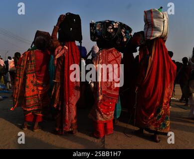 Prayagraj, Uttar Pradesh, India. 28 gennaio 2025. Devoti da tutto il paese e oltre hanno iniziato ad arrivare a Prayagraj per prendere parte al bagno sacro al Maha Kumbh. Che si svolge sulle sponde sacre del Sangam dopo 144 anni, questo Maha Kumbh ha un immenso significato spirituale. Durante tutto il festival, alcune date del bagno sono considerate particolarmente sacre. Mentre il primo Amrit Snan del Maha Kumbh è già stato osservato, il secondo Amrit Snan si svolgerà il 29 gennaio, in occasione di Mauni Amavasya. scrivere il titolo in base a queste informazioni ( Foto Stock