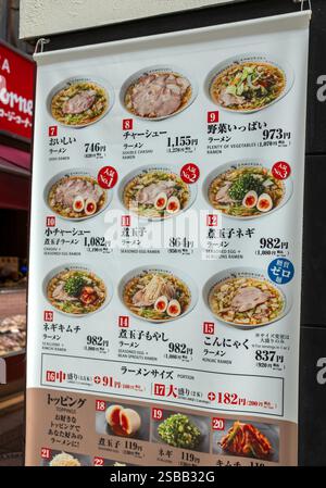 Menu gastronomico all'esterno del ristorante Kamukra Soup Noodle nel Nakano Sun Mall Shotengai nel quartiere Nakano di Tokyo in Giappone Foto Stock