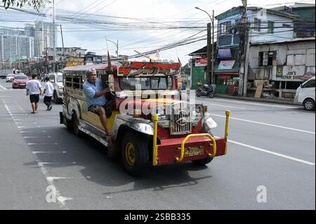 FILIPPINE, Manila, Quezon City, grattacieli a contrasto e rifugi, Jeepney, furgoni colorati e camion personalizzati utilizzati come veicoli pubblici per i trasporti pubblici, con Mercedes Benz stella del marchio automobilistico tedesco Foto Stock