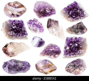 set di vari campioni di minerali di ametista grezzi isolati su sfondo bianco Foto Stock