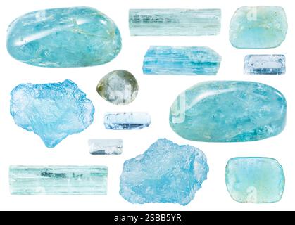 set di vari campioni di minerali di acquamarina grezzi isolati su sfondo bianco Foto Stock