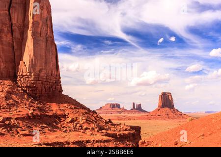 La Monument Valley è considerata una delle meraviglie naturali del mondo a causa della bellezza degli enormi "monumenti" di pietra che si sono evoluti Foto Stock