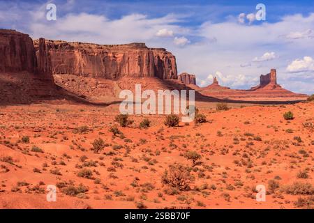 La Monument Valley è considerata una delle meraviglie naturali del mondo a causa della bellezza degli enormi "monumenti" di pietra che si sono evoluti Foto Stock