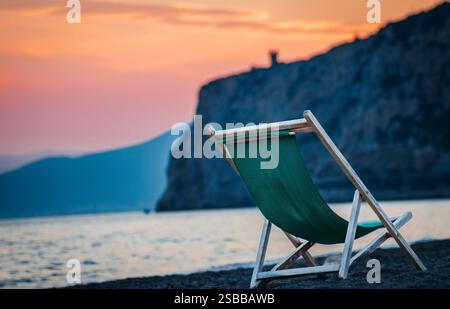Lettino al tramonto sulla spiaggia di finale Ligure in Liguria. Foto Stock