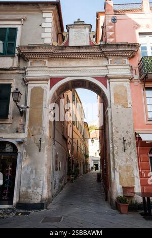 Liguria, Italia. Il borgo medievale di Finalborgo, uno dei borghi più belli d'Italia. Foto Stock