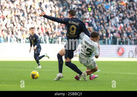 Torino, Italia. 2 febbraio 2025. Luca Marianucci dell'Empoli FC si scontra con Dusan Vlahovic della Juventus nell'area di rigore, i successivi appelli di penny dall'attaccante serbo sono stati sventati via dall'arbitro Luca Zufferli durante la partita di serie A all'Allianz Stadium di Torino. Il credito per immagini dovrebbe essere: Jonathan Moscrop/Sportimage Credit: Sportimage Ltd/Alamy Live News Foto Stock