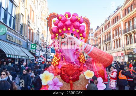 Londra, Regno Unito. 2 febbraio 2025. Un galleggiante colorato passa attraverso Shaftesbury Avenue durante la parata del capodanno cinese. Quest'anno è l'anno del serpente. (Foto di Vuk Valcic/SOPA Images/Sipa USA) credito: SIPA USA/Alamy Live News Foto Stock