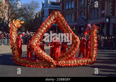 Londra, Regno Unito. 2 febbraio 2025. Gli artisti intratterranno la folla con un drago durante la sfilata del capodanno cinese in Shaftesbury Avenue. Quest'anno è l'anno del serpente. (Foto di Vuk Valcic/SOPA Images/Sipa USA) credito: SIPA USA/Alamy Live News Foto Stock
