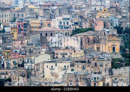 Primo piano della città vecchia di Ragusa, Sicilia, Italia, con molte case vicine l'una all'altra Foto Stock