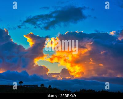 Un suggestivo e suggestivo cielo serale su Orlock Point, vicino a Bangor, nella contea di Down, nell'Irlanda del Nord. Foto Stock