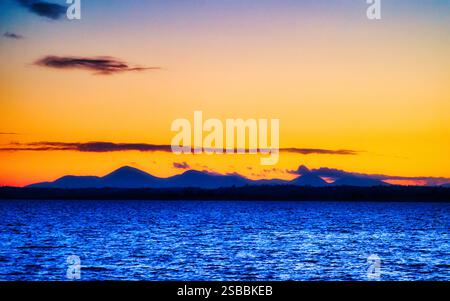 Le Mourne Mountains della contea di Down, Irlanda del Nord. Vista al tramonto dall'altra parte di Strangford Lough. Foto Stock