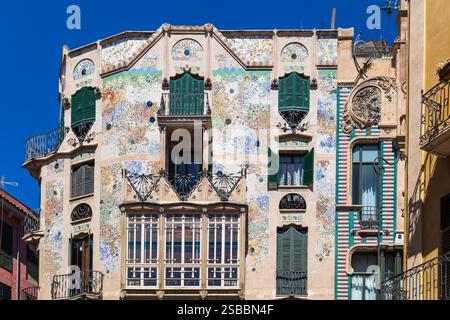 Facciata di un edificio modernista - CAN forte Rey, in linea con la tendenza modernista Art Nouveau, nel centro di Palma di Maiorca. Foto Stock