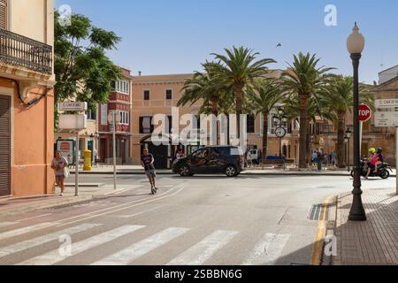 Accogliente piazza - Plaza de Alfonso III, con palme nel centro della storica città di Ciutadella sull'isola spagnola di Minorca. Foto Stock