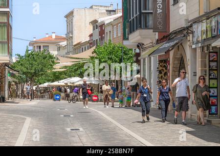 La gente cammina attraverso le strade accoglienti della città di Mahón, sull'isola di Minorca in Spagna. Foto Stock