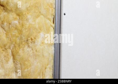 una nuova cartongesso con isolamento e perni metallici Foto Stock