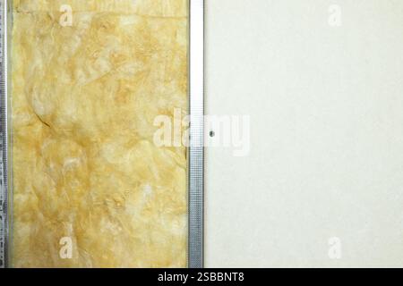 una nuova cartongesso con isolamento e perni metallici Foto Stock