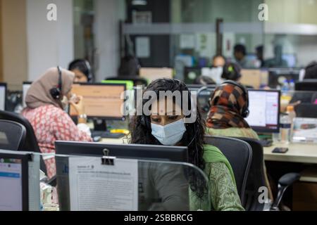 Medici bengalesi che offrono consulenze mediche a distanza ai pazienti affetti da COVID-19 tramite un Centro di telesalute, garantendo l'accesso all'assistenza sanitaria per le persone colpite Foto Stock