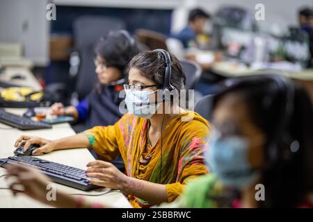 Medici bengalesi che offrono consulenze mediche a distanza ai pazienti affetti da COVID-19 tramite un Centro di telesalute, garantendo l'accesso all'assistenza sanitaria per le persone colpite Foto Stock