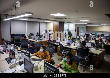 Medici bengalesi che offrono consulenze mediche a distanza ai pazienti affetti da COVID-19 tramite un Centro di telesalute, garantendo l'accesso all'assistenza sanitaria per le persone colpite Foto Stock
