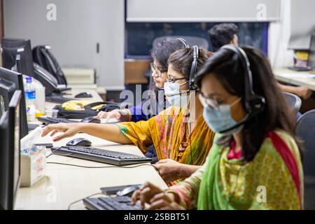 Medici bengalesi che offrono consulenze mediche a distanza ai pazienti affetti da COVID-19 tramite un Centro di telesalute, garantendo l'accesso all'assistenza sanitaria per le persone colpite Foto Stock