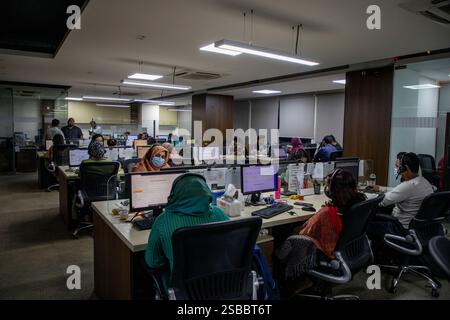 Medici bengalesi che offrono consulenze mediche a distanza ai pazienti affetti da COVID-19 tramite un Centro di telesalute, garantendo l'accesso all'assistenza sanitaria per le persone colpite Foto Stock