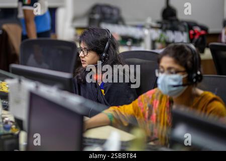 Medici bengalesi che offrono consulenze mediche a distanza ai pazienti affetti da COVID-19 tramite un Centro di telesalute, garantendo l'accesso all'assistenza sanitaria per le persone colpite Foto Stock