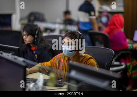 Medici bengalesi che offrono consulenze mediche a distanza ai pazienti affetti da COVID-19 tramite un Centro di telesalute, garantendo l'accesso all'assistenza sanitaria per le persone colpite Foto Stock