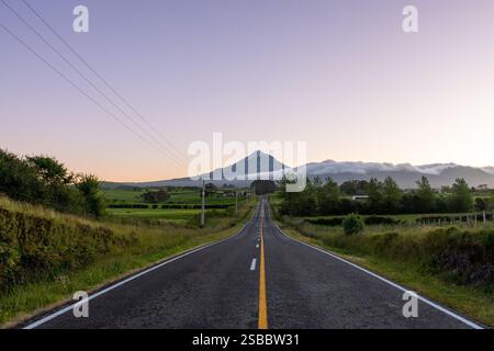 Strada per il Monte Taranaki al crepuscolo, nuova Zelanda Foto Stock