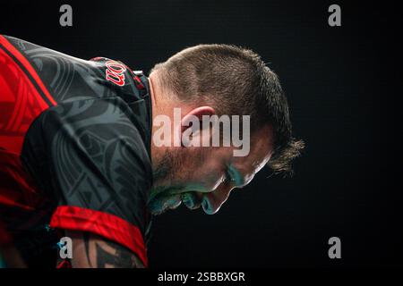 Marshall Arena, Milton Keynes, Regno Unito. 2 febbraio 2025. 2025 PDC Winmau Darts Masters 4° giorno; Jonny Clayton lancia combattimenti ai tifosi Credit: Action Plus Sports/Alamy Live News Foto Stock