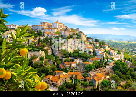 Vista di Gordes, una piccola cittadina medievale in Provenza, Francia Foto Stock