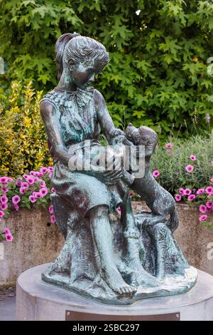 Martine e Patapouf. Una statua di bronzo di ragazza con cane di Tintin, Tournai, Belgio Foto Stock